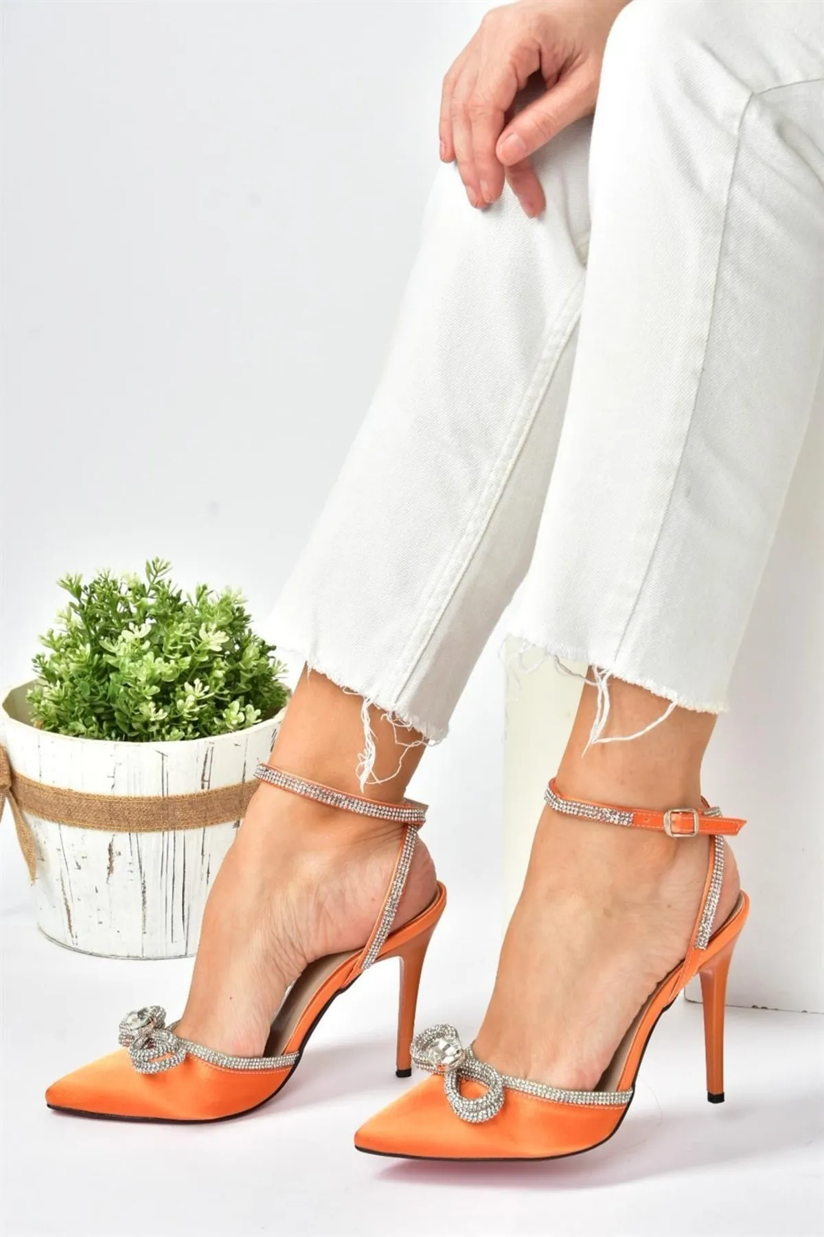 Fox Shoes  Damen-Schuhe mit Absatz aus orangefarbenem Satinstoff in Steinoptik K654051204