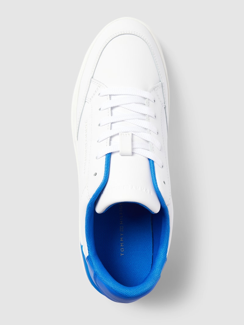 Sneaker mit Kontrastbesatz in weiß