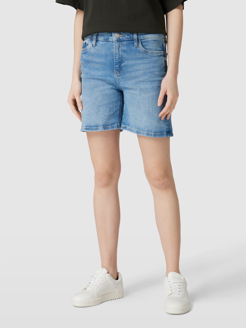 Jeansshorts mit Label-Patch in hellblau