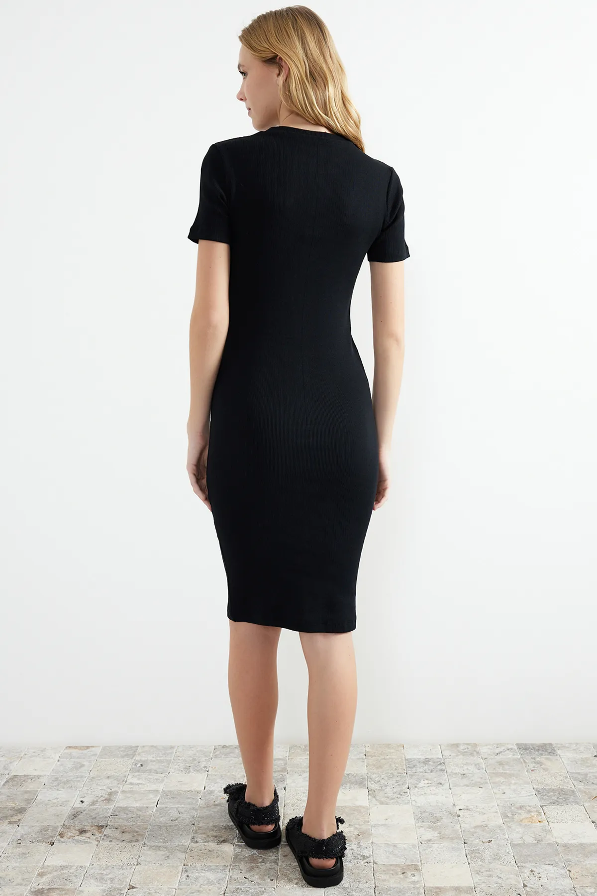 Trendyol Collection  Schwarzes, geripptes, dehnbares Strick-Midi-Bleistiftkleid mit Rundhalsausschnitt TWOSS24EL00486