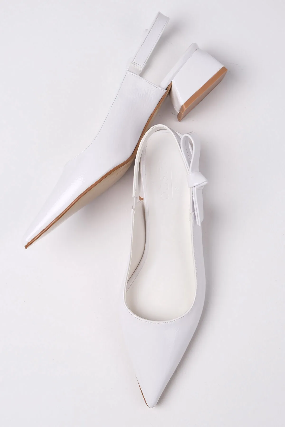 Mio Gusto  Kathy Weiße Lacklederschuhe mit seitlicher Schleife und offenem Rücken für Damen mit kurzem Absatz
