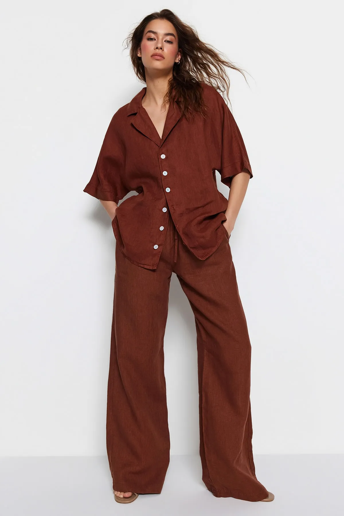 Trendyol Collection  Braune Hose mit weitem Bein und hoher Taille aus 100 % Leinen mit elastischem Bund TWOSS23JE00293