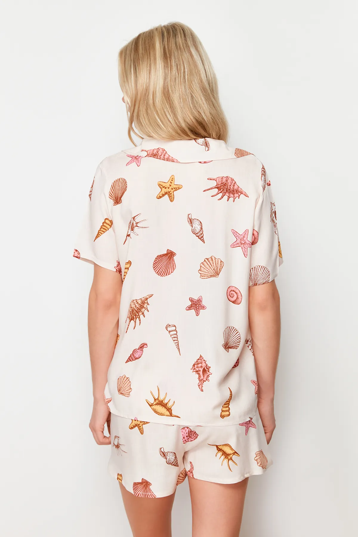 Trendyol Collection  Mehrfarbig bedrucktes Pyjama-Set aus gewebter Viskose THMSS24PT00303