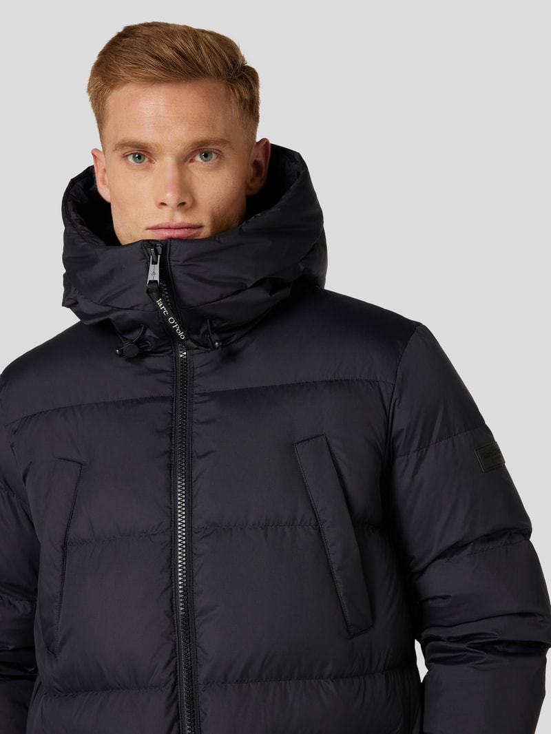Daunenjacke mit Kapuze in schwarz
