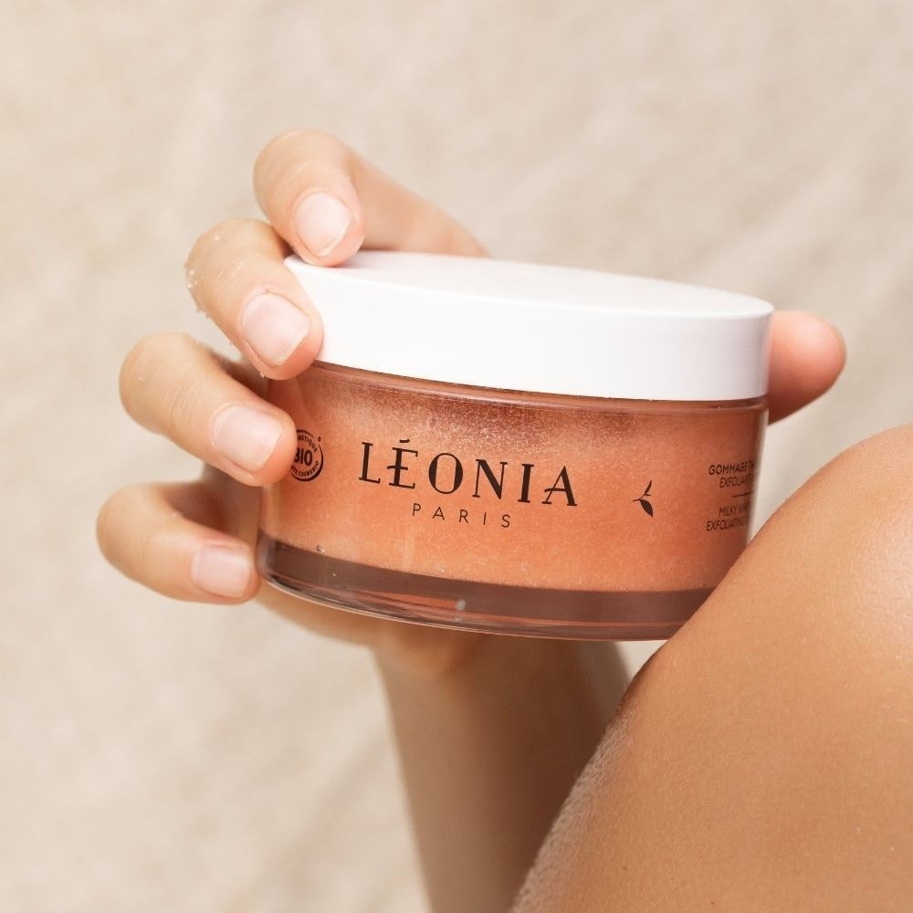 LÉONIA Peeling mleczny z białą herbatą – złuszczający i nawilżający