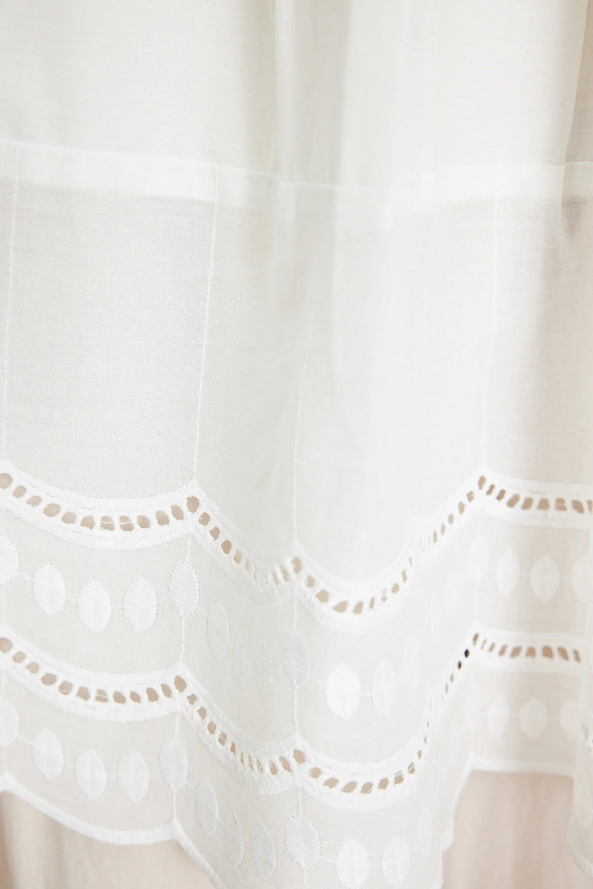 Trendyol Modest  Ecrufarbenes, gewebtes Baumwollhemd mit Stickereidetail TCTSS24TG00017