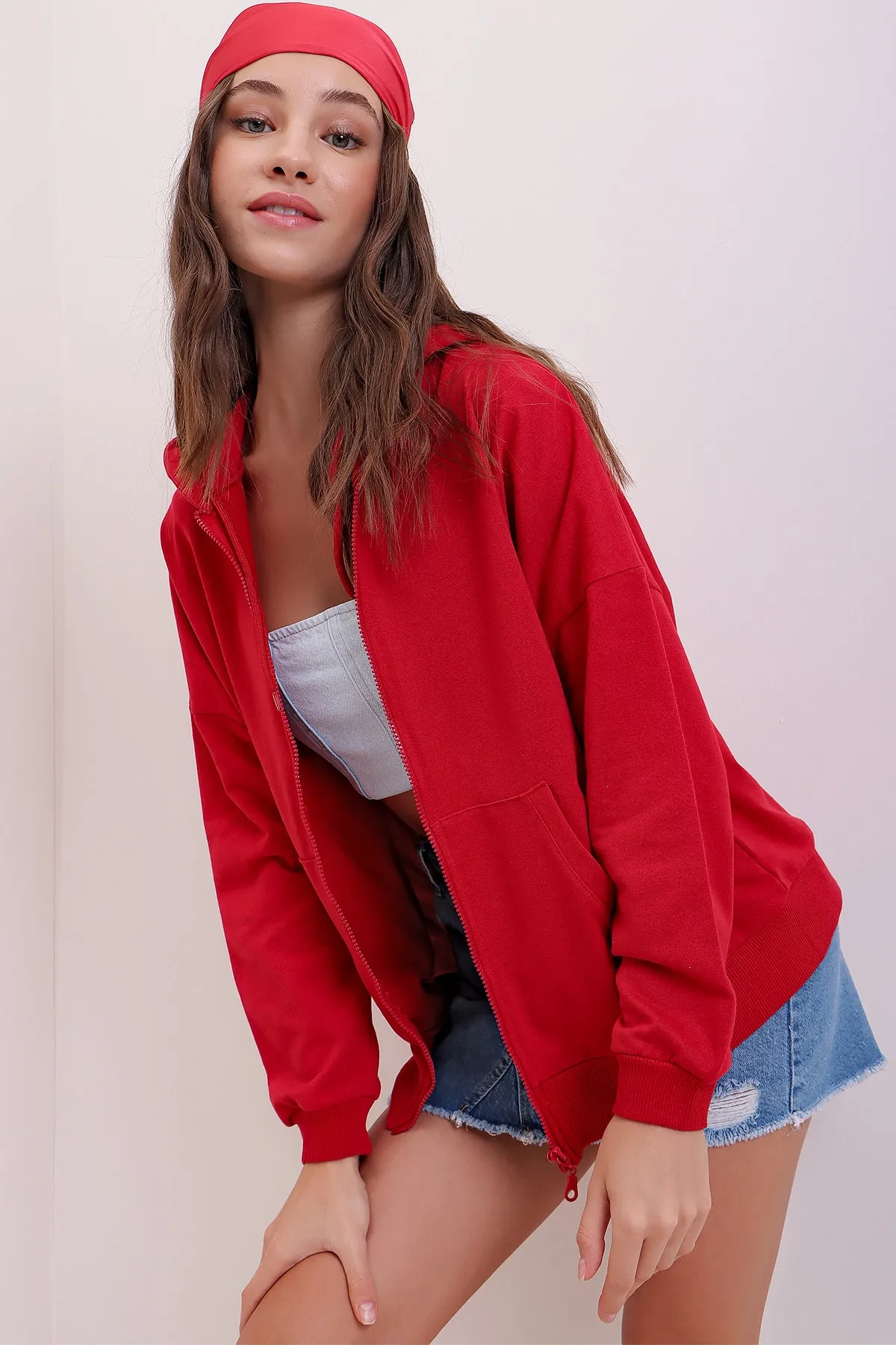 Trend Alaçatı Stili  Rotes saisonales Damen-Sweatshirt mit Kapuze, doppelter Tasche und Reißverschluss ALC-667-001