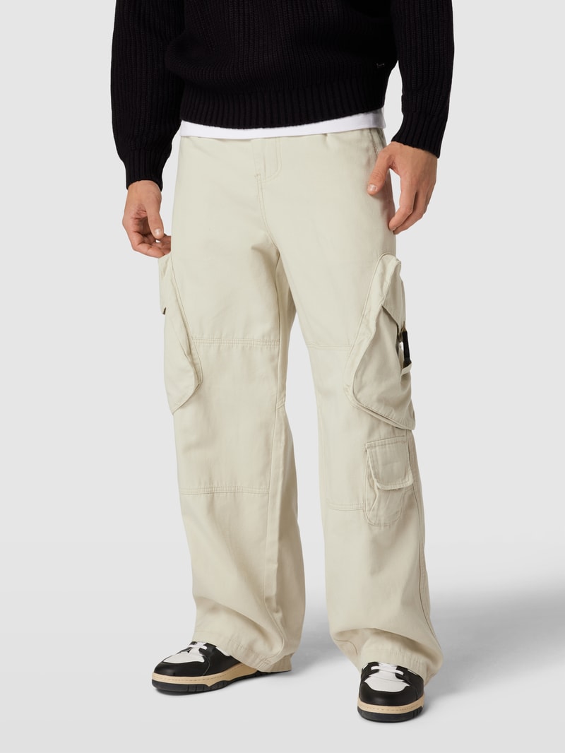 Cargohose mit großen Taschen in schlamm