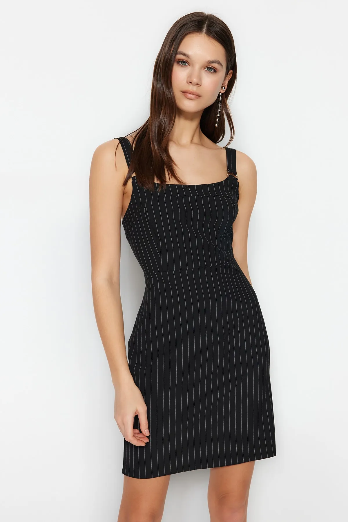 Trendyol Collection  Schwarz gestreiftes Mini-Webkleid in A-Linie/Glockenform mit Trägern TWOSS23EL01274