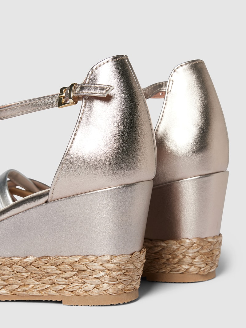 Wedges im Metallic-Look in gold