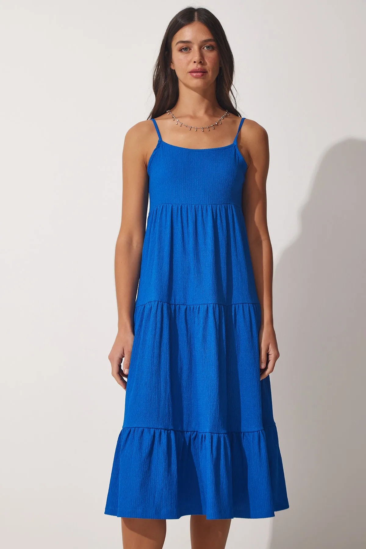 Happiness İstanbul  Blaues Damen-Sommerstrickkleid mit Riemchen und Volant UB00077