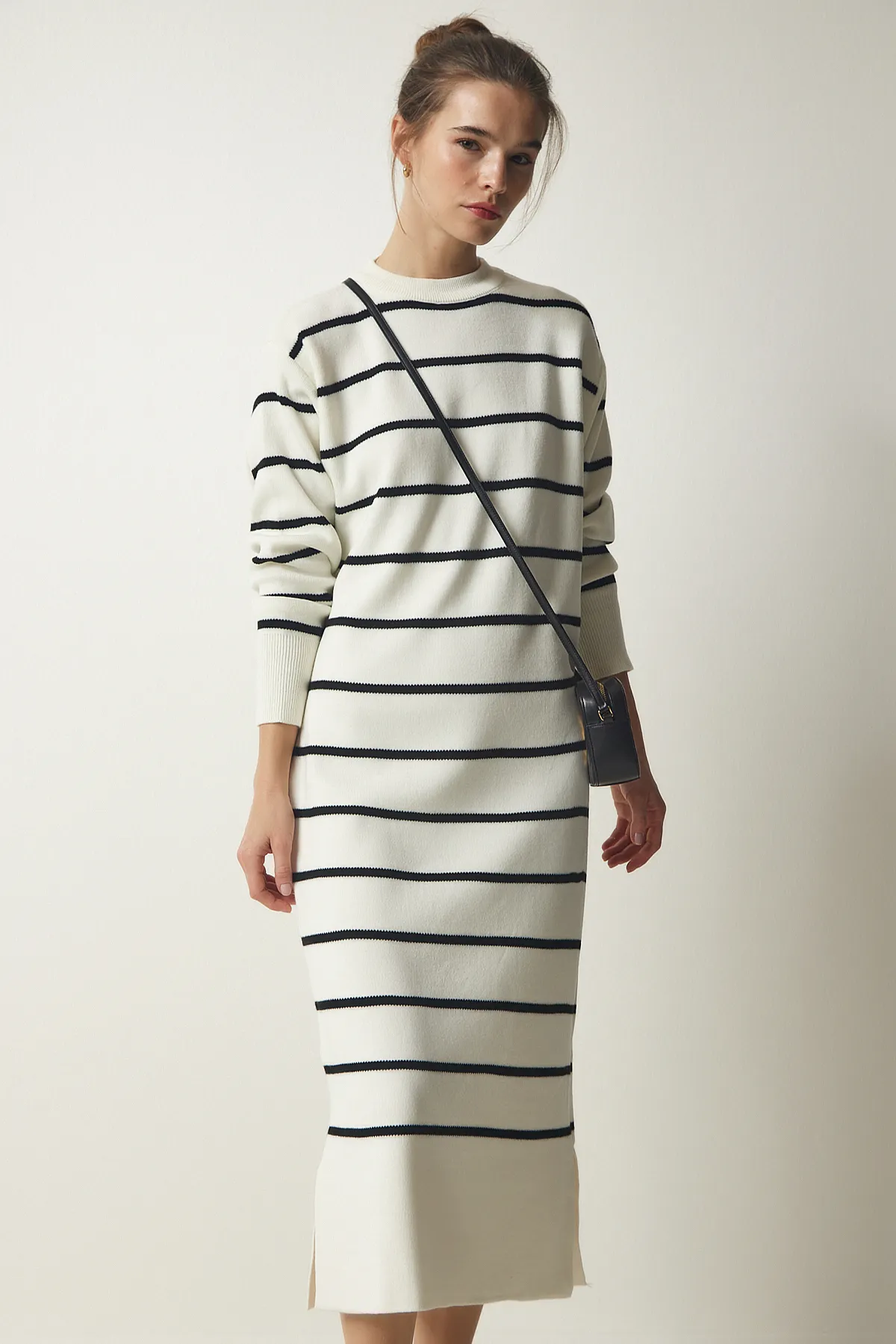 Happiness İstanbul  Ecru gestreiftes Saran-Strickkleid für Damen MU00011
