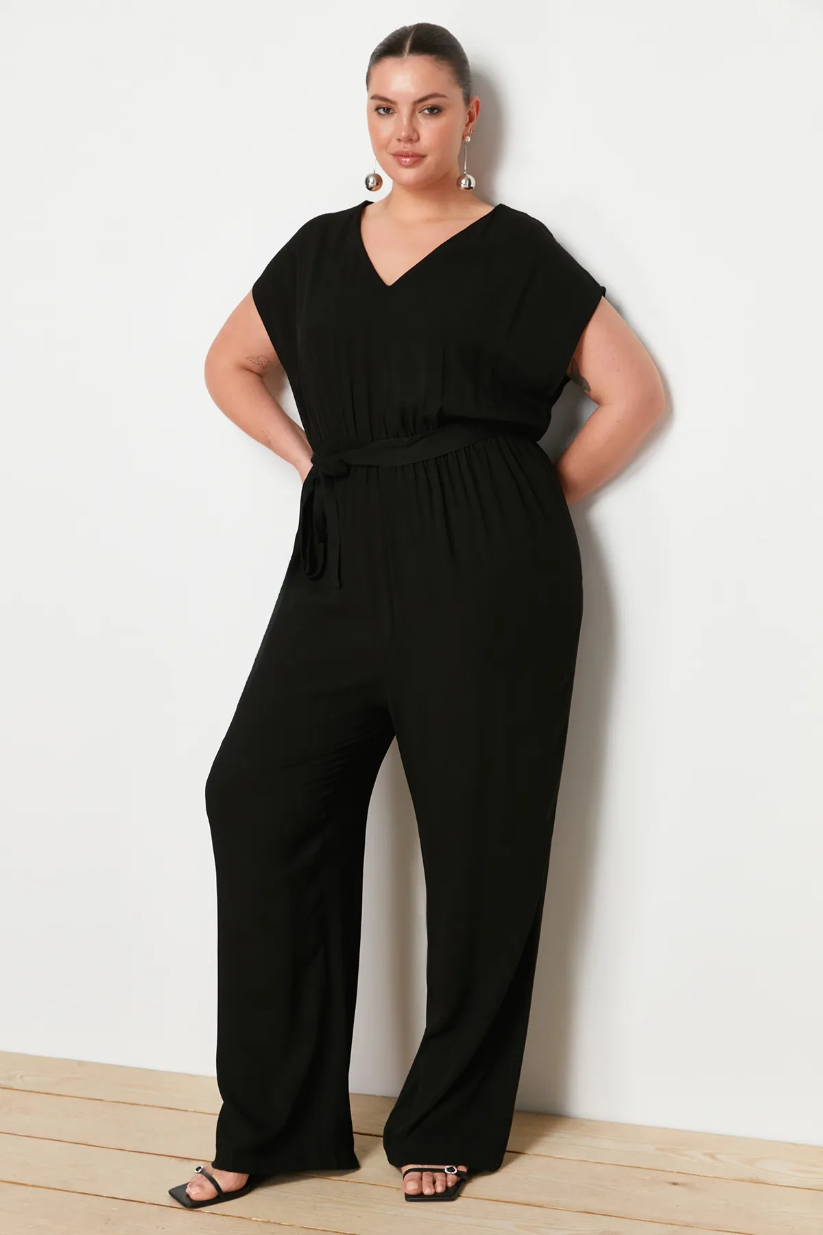 Trendyol Curve  Schwarzer, gewebter Jumpsuit mit weitem Bein und Gürtel TBSSS22TU0161