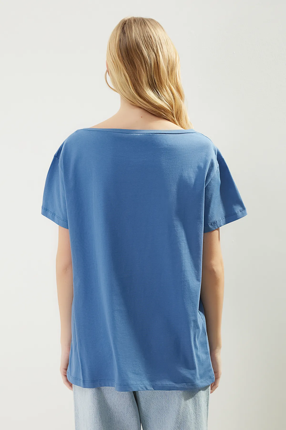 Trendyol Collection  Indigoblaues Strick-T-Shirt im Boyfriend-Stil mit U-Boot-Ausschnitt, 100 % Baumwolle TWOSS20TS0140