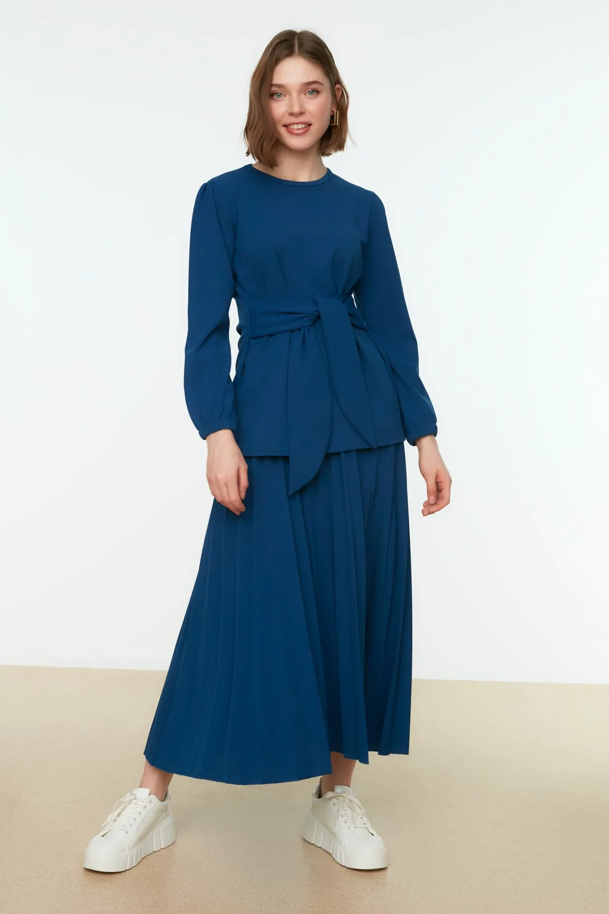 Trendyol Modest  Indigoblaues, vorne gebundenes, plissiertes, gewebtes Tunika-Rock-Set TCTSS22US0076