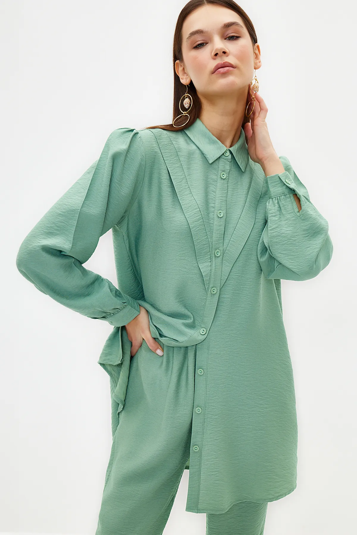 Trendyol Modest  Grüner, gewebter Hemd-Hosen-Anzug in Leinenoptik TCTSS23US00079