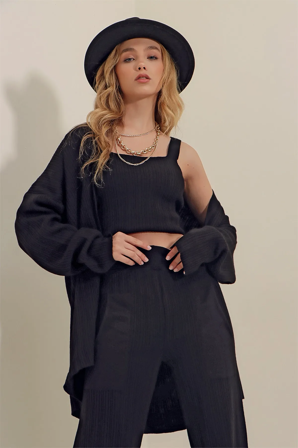Trend Alaçatı Stili  Schwarzes 3-teiliges Set aus Hosenträgerbluse, Strickhose und Strickjacke für Damen ALC-X9443