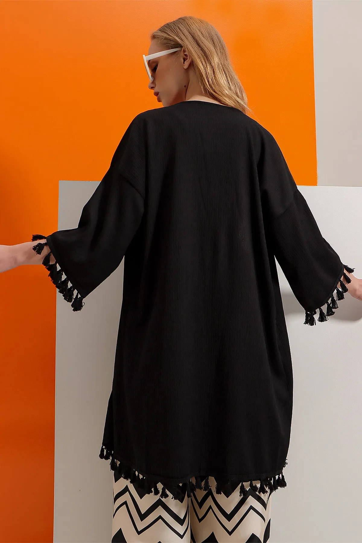 Trend Alaçatı Stili  Schwarzer Strick-Kimono mit Crinkle-Muster und Quasten für Damen ALC-X8595