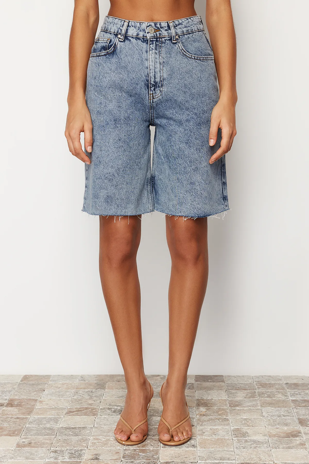 Trendyol Collection  Hellblaue Jeansshorts mit hoher Taille und Bermuda TWOSS24SR00020