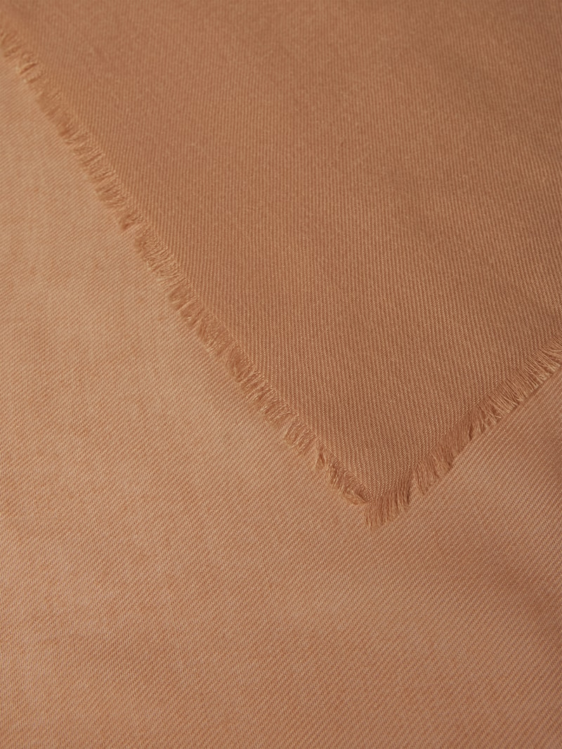 Schal mit ausgefransten Abschlüssen in camel