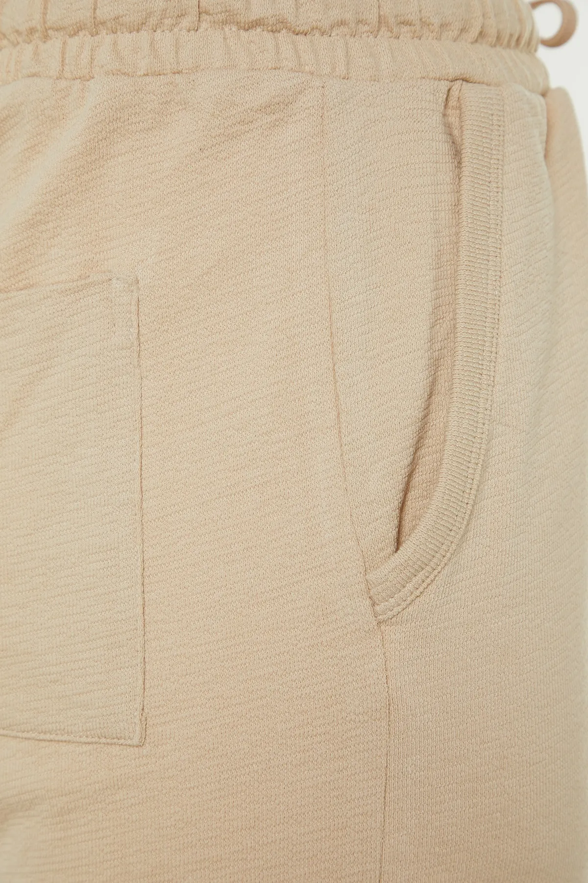 Trendyol Collection  Limitierte Auflage, beige, reguläre Shorts aus 100 % Baumwolle mit Struktur, TMNSS23SR00035