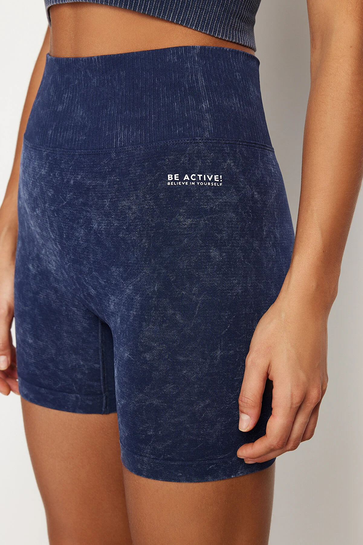 Trendyol Collection  Blaue nahtlose/nahtlose Acid-Wash-Strick-Sportshorts/kurze Leggings THMSS23TY00034