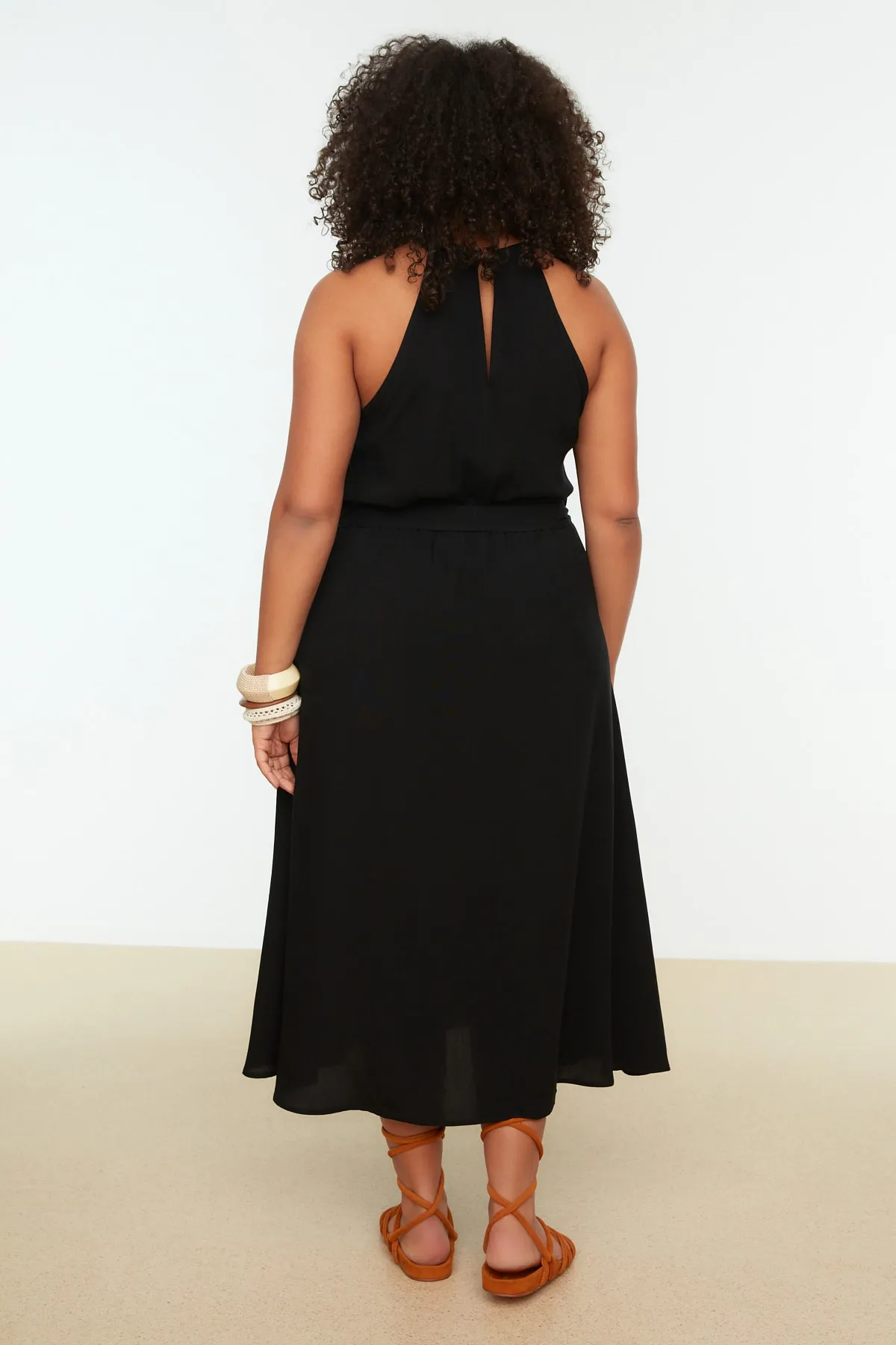 Trendyol Curve  Schwarzes Neckholder-Webkleid mit Gürtel TBSSS22EL1545