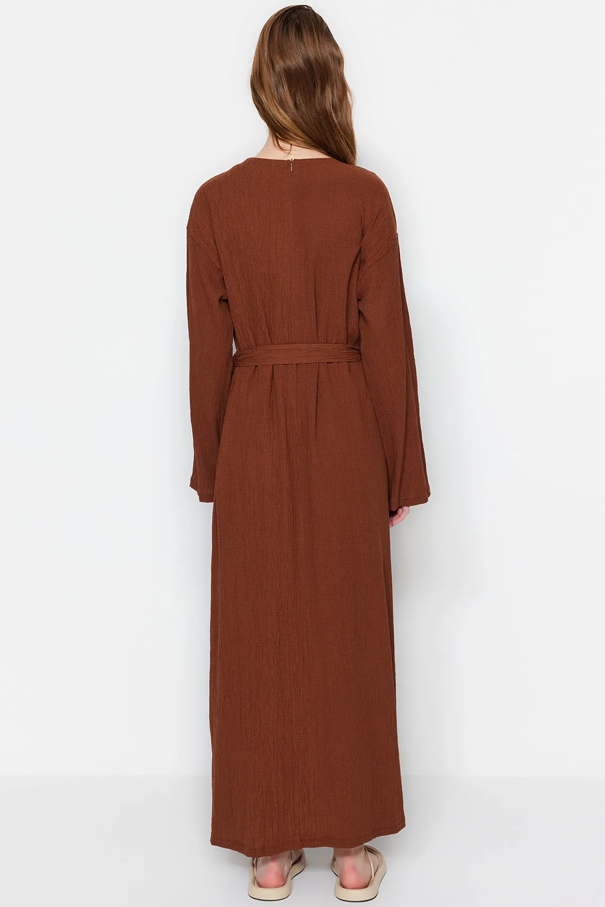 Trendyol Modest  Braunes gewebtes Kleid mit Gürtel TCTSS23EB00043
