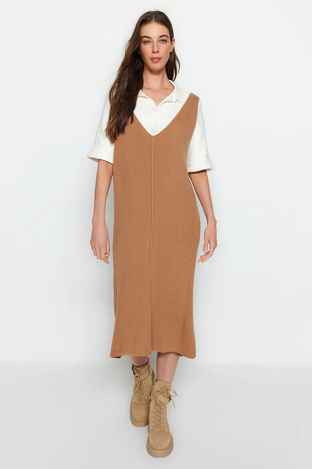 Trendyol Collection  Beiges Maxi-Strickkleid mit V-Ausschnitt TWOAW24EL00011