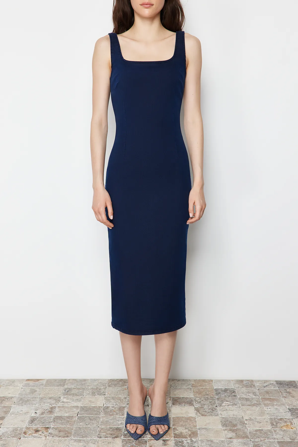 Trendyol Collection  Dunkelblaues Denim-Midikleid mit detaillierten Nähten TWOSS24EL00380
