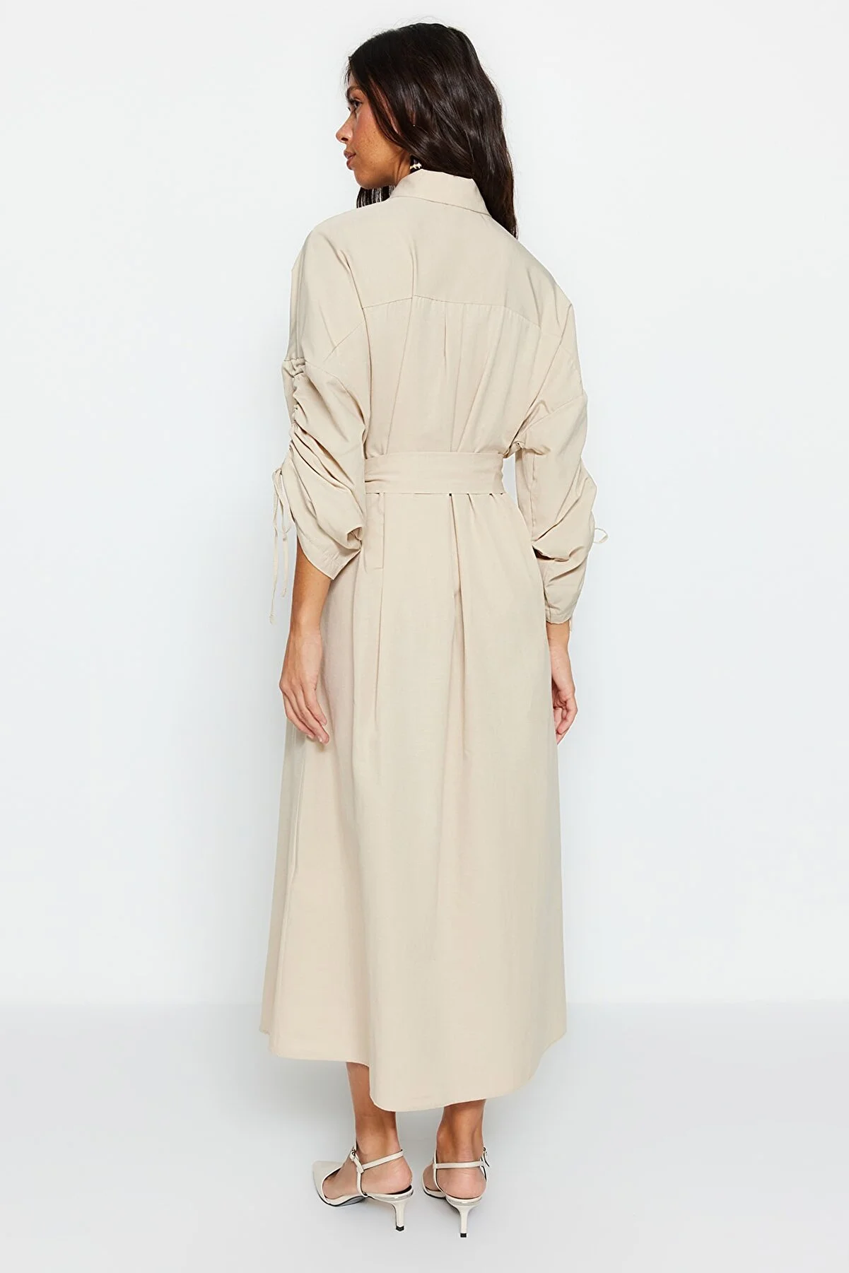 Trendyol Modest  Beigefarbenes Hemdkleid aus gewebter Baumwolle mit Gürtel und verstellbaren Ärmeln, Detail TCTSS23EB00365