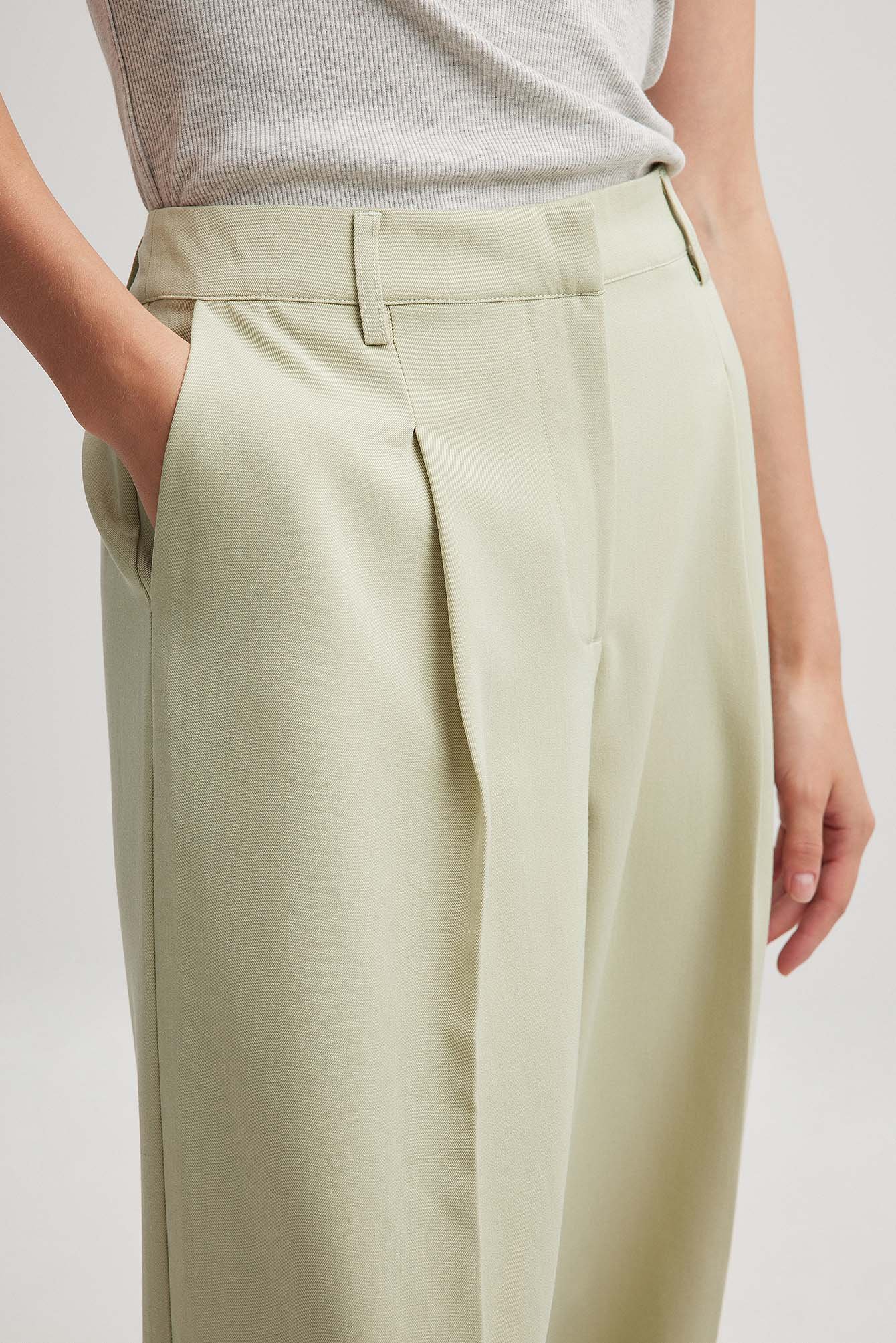 Anzughose mit mittelhoher Taille und Bundfalte