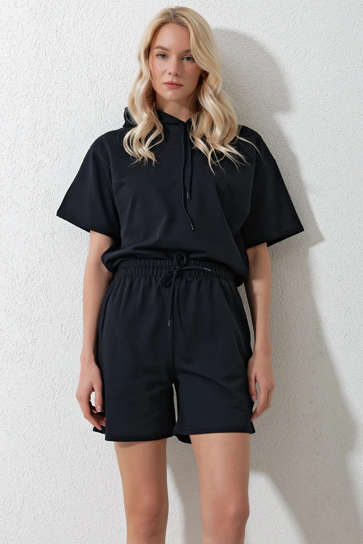 Trend Alaçatı Stili  Damen-Set aus marineblauem Kapuzenoberteil und Shorts-Unterteil ALC-X11857