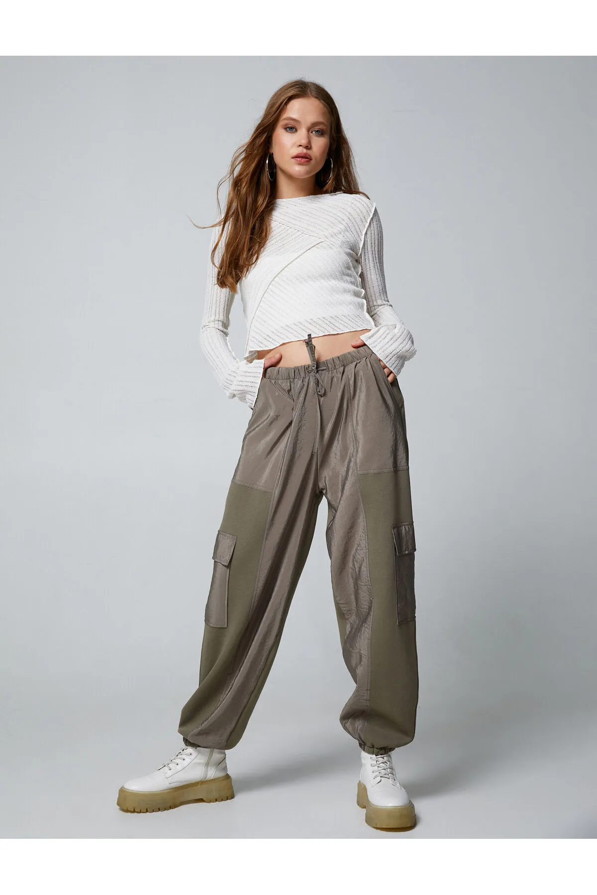 Koton  Jogger-Jogginghose mit Cargotasche, Taillenband und glänzenden Stoffdetails