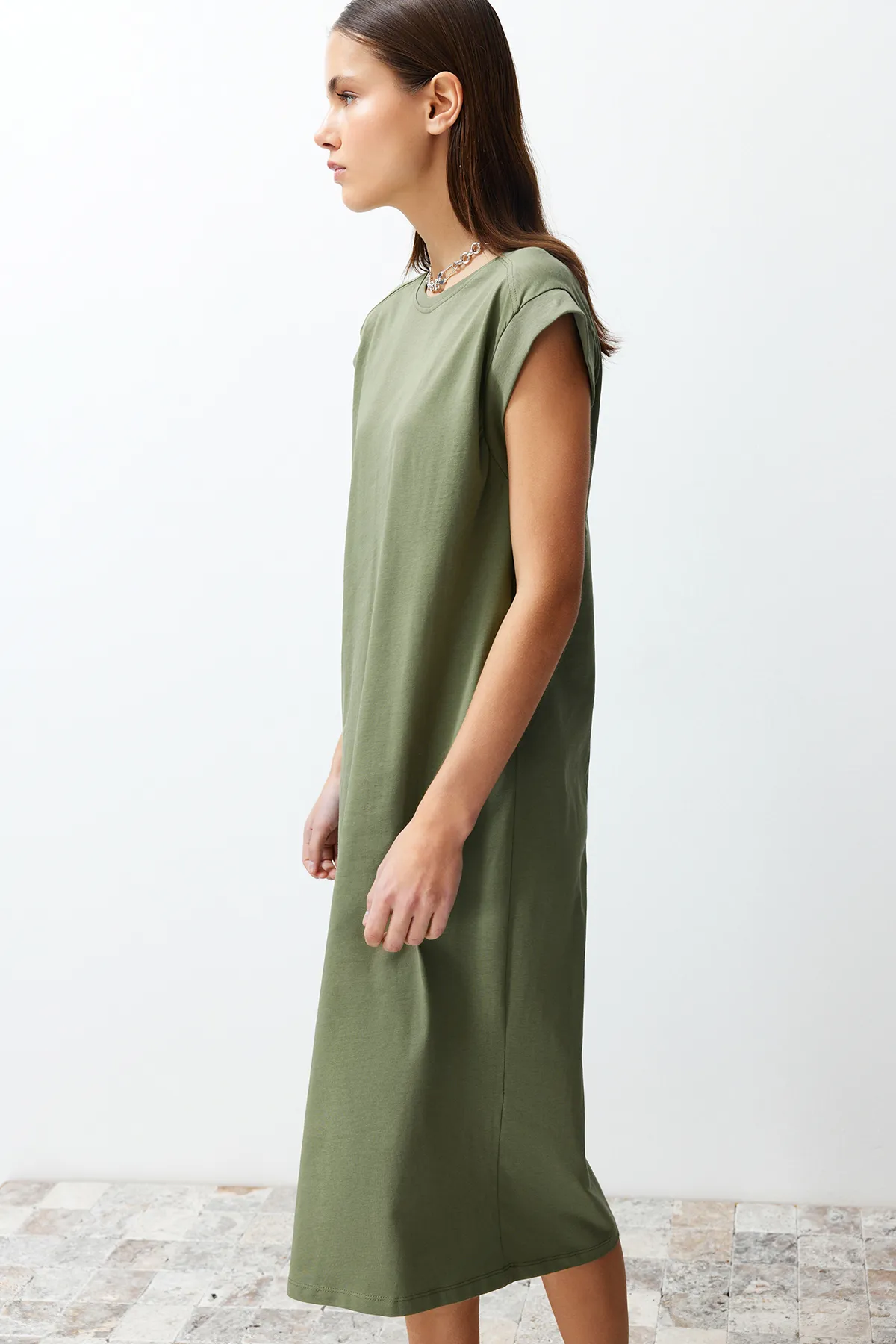 Trendyol Collection  Khakifarbenes, schlichtes T-Shirt-Kleid aus 100 % Baumwolle, Midi-Midikleid mit Mondärmeln, bequemer Schnitt und TWOSS24EL00126