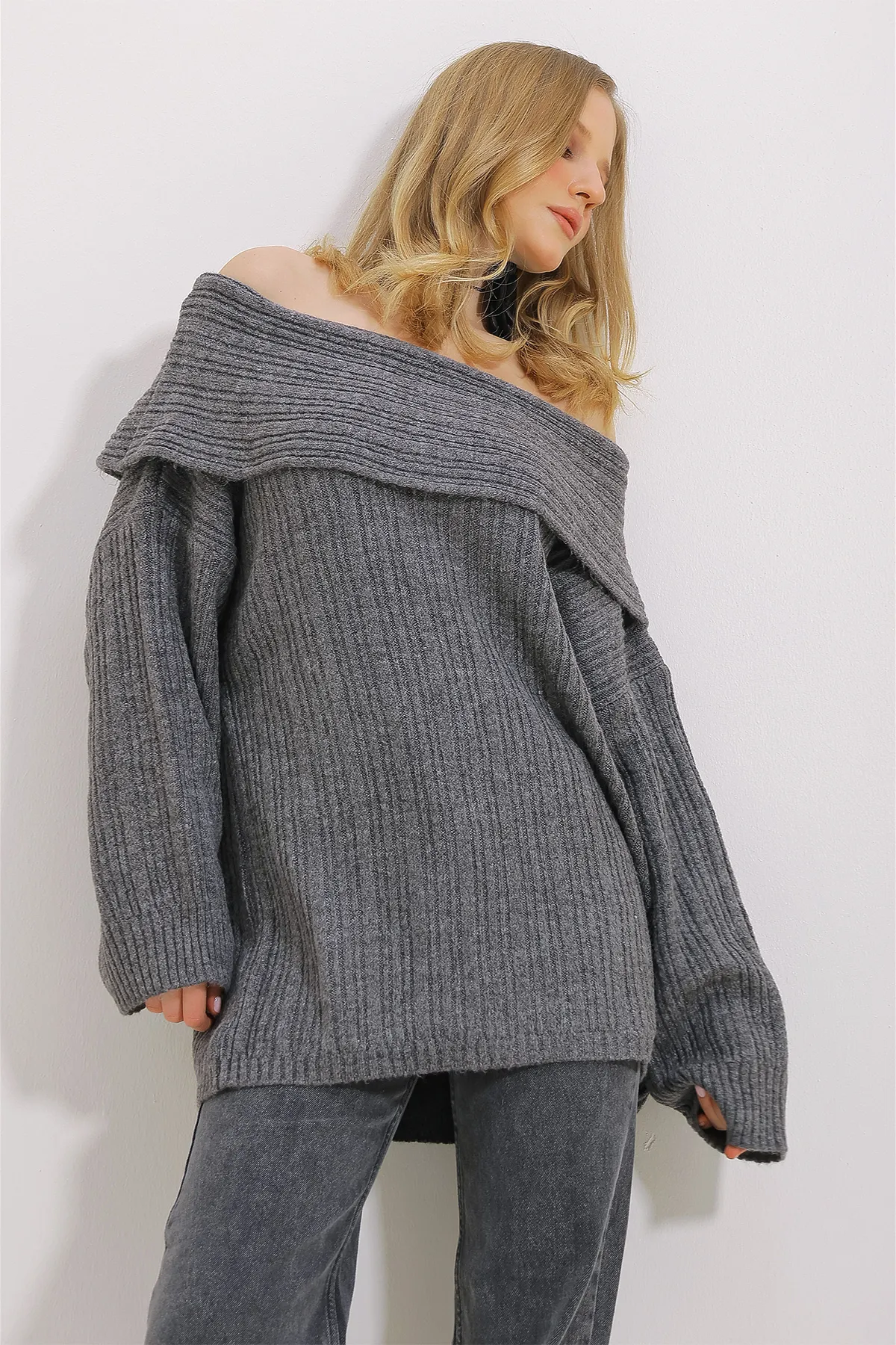 Trend Alaçatı Stili  Anthrazitfarbenes, geripptes Oversize-Sweatshirt mit Madonna-Kragen für Damen ALC-X11370