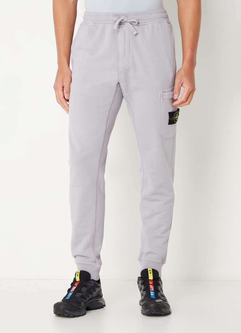 Pantaloni scurți sport Stone Island 64551, mulați, cu buzunare laterale și logo.