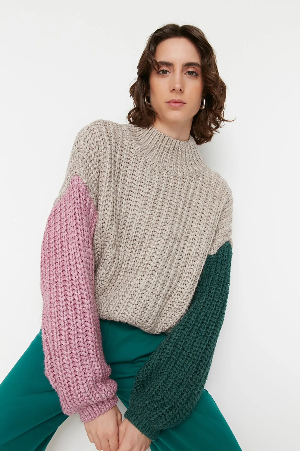 Trendyol Collection  Stone Wide Fit Weich strukturierter Strickpullover mit Farbblockdesign TWOAW21KZ0271