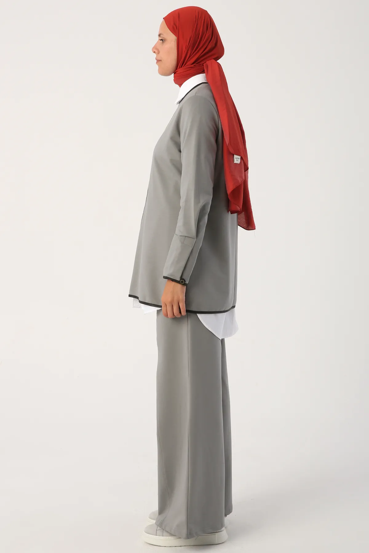 ALLDAY  Gray01 Lederstrickanzug mit Paspelhose