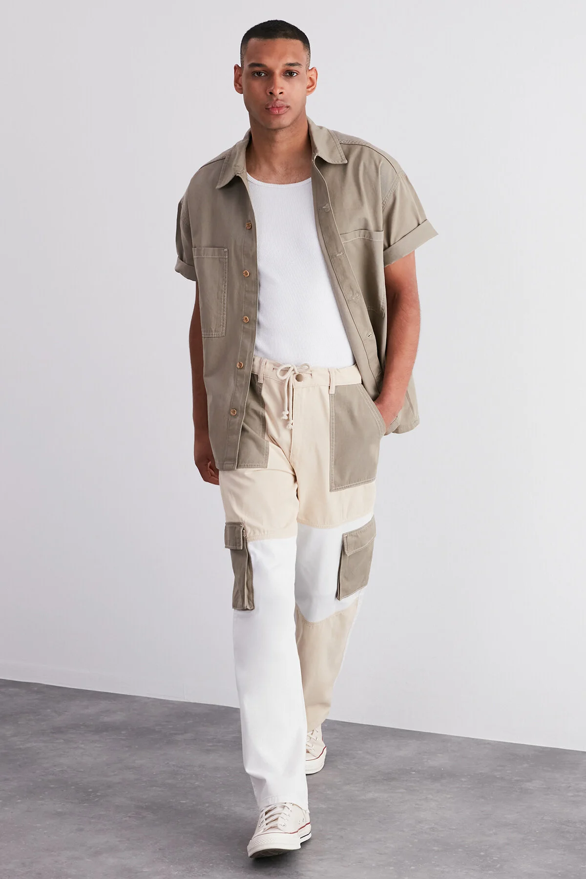Trendyol Collection  Khakifarbene Cargohose mit lockerer Passform und Farbblock in limitierter Auflage TMNSS24PL00008