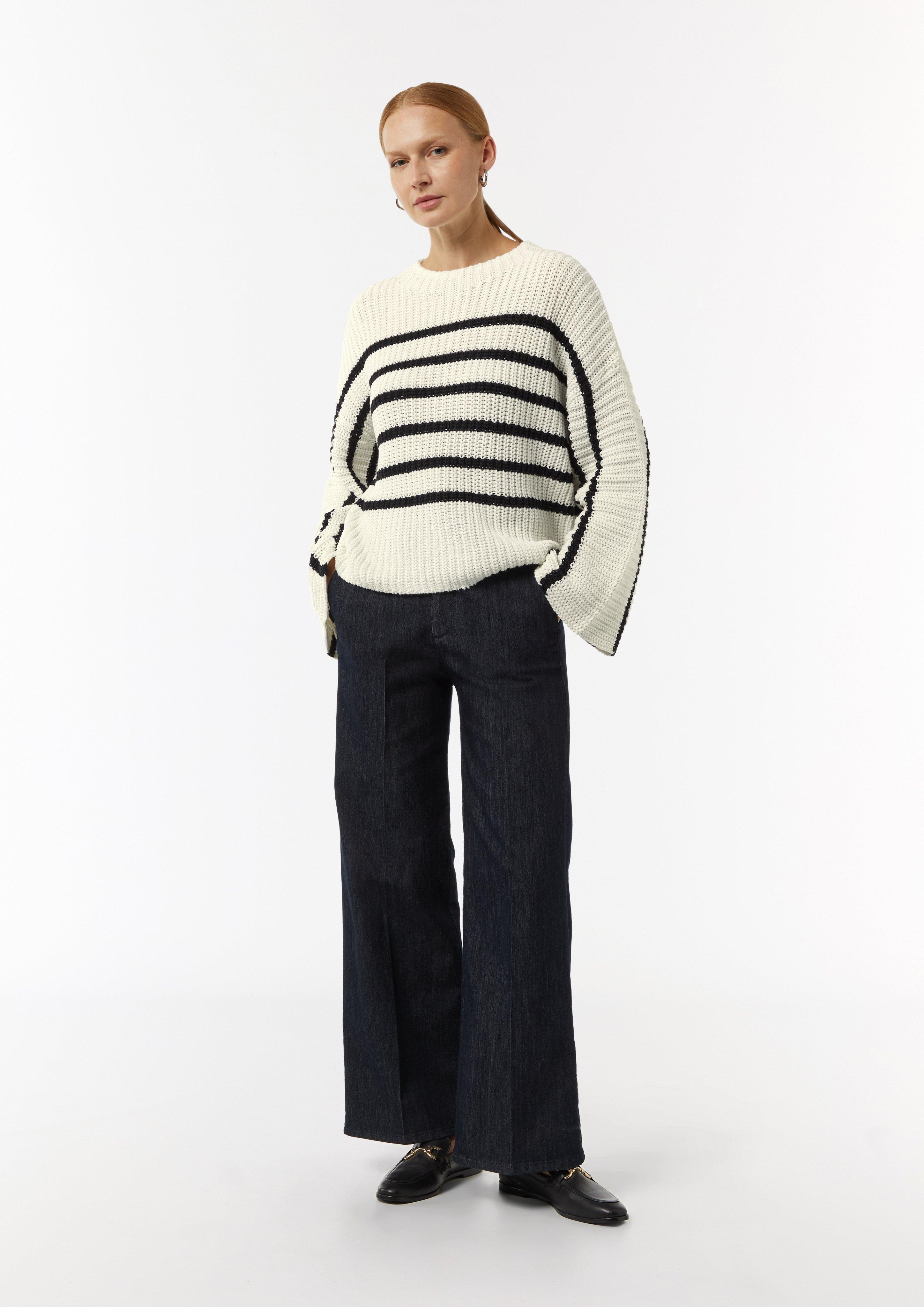 Gestreifter Strickpullover mit Trompeten-Ärmeln - weiß
