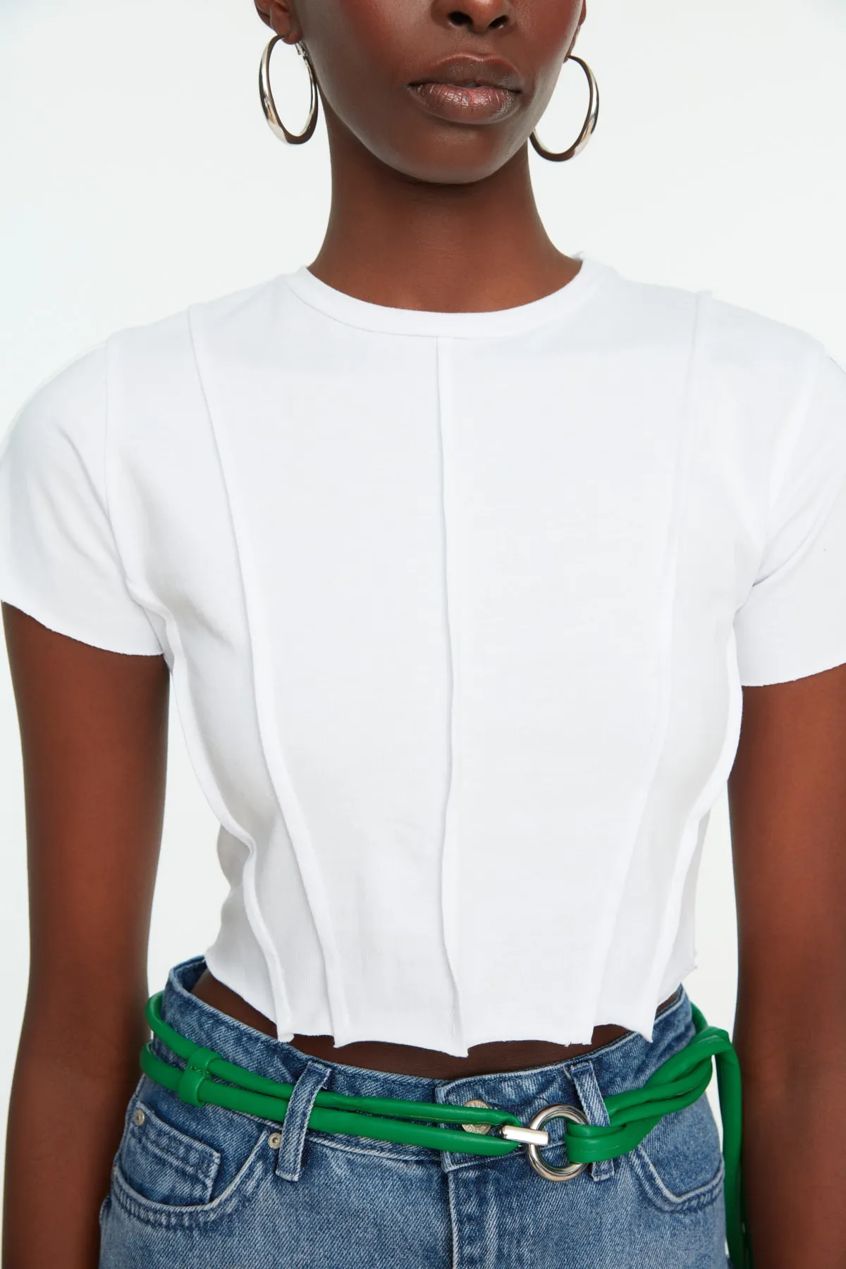 Trendyol Collection  Weiße Strickbluse aus 100 % gerippter Baumwolle mit Rundhalsausschnitt und detaillierter Passform TWOSS21BZ2050