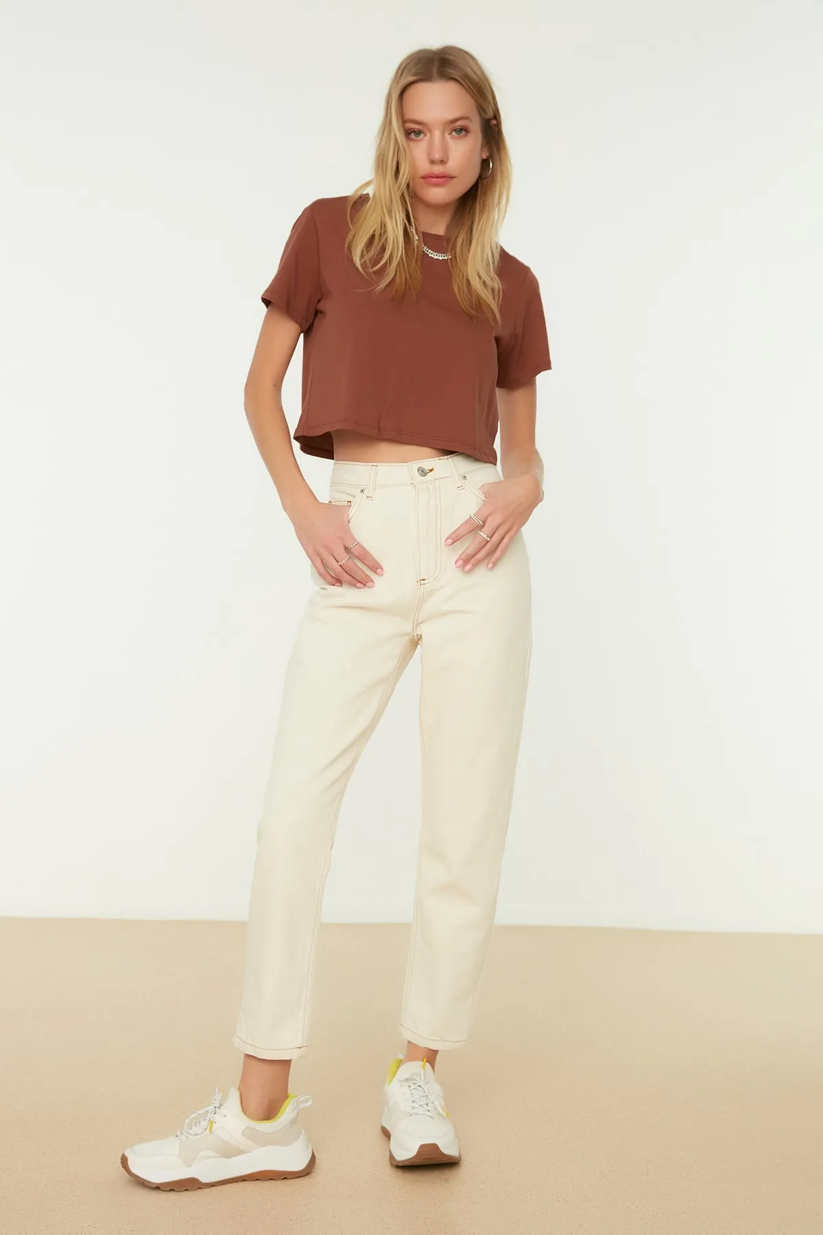 Trendyol Collection  Ecrufarbene Mom-Jeans mit hoher Taille TWOSS20JE0200