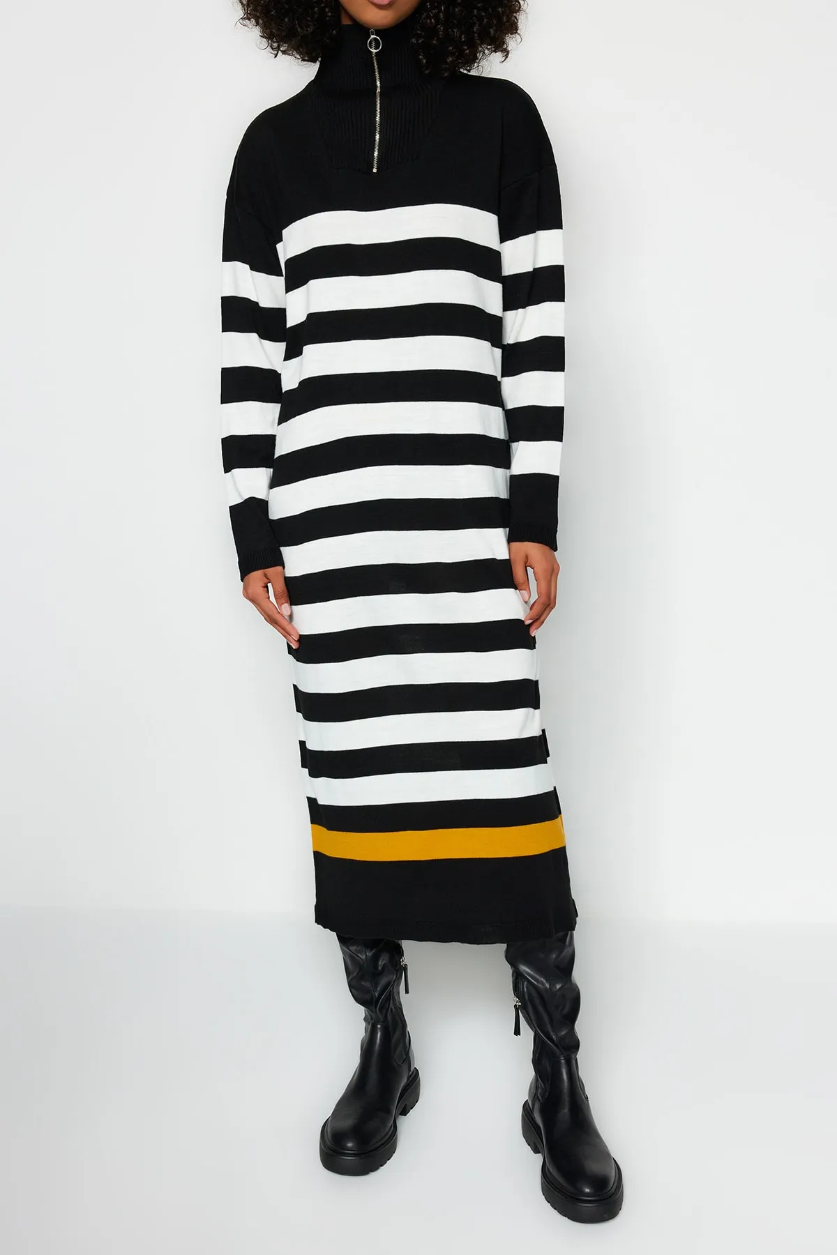 Trendyol Modest  Schwarzes gestreiftes Strickkleid mit Reißverschlussdetail TCTAW24EB00022