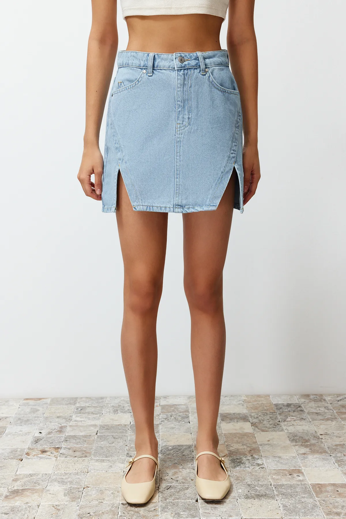 Trendyol Collection  Limited Edition Hellblauer Mini-Jeansrock mit Schlitz TWOSS23ET00347