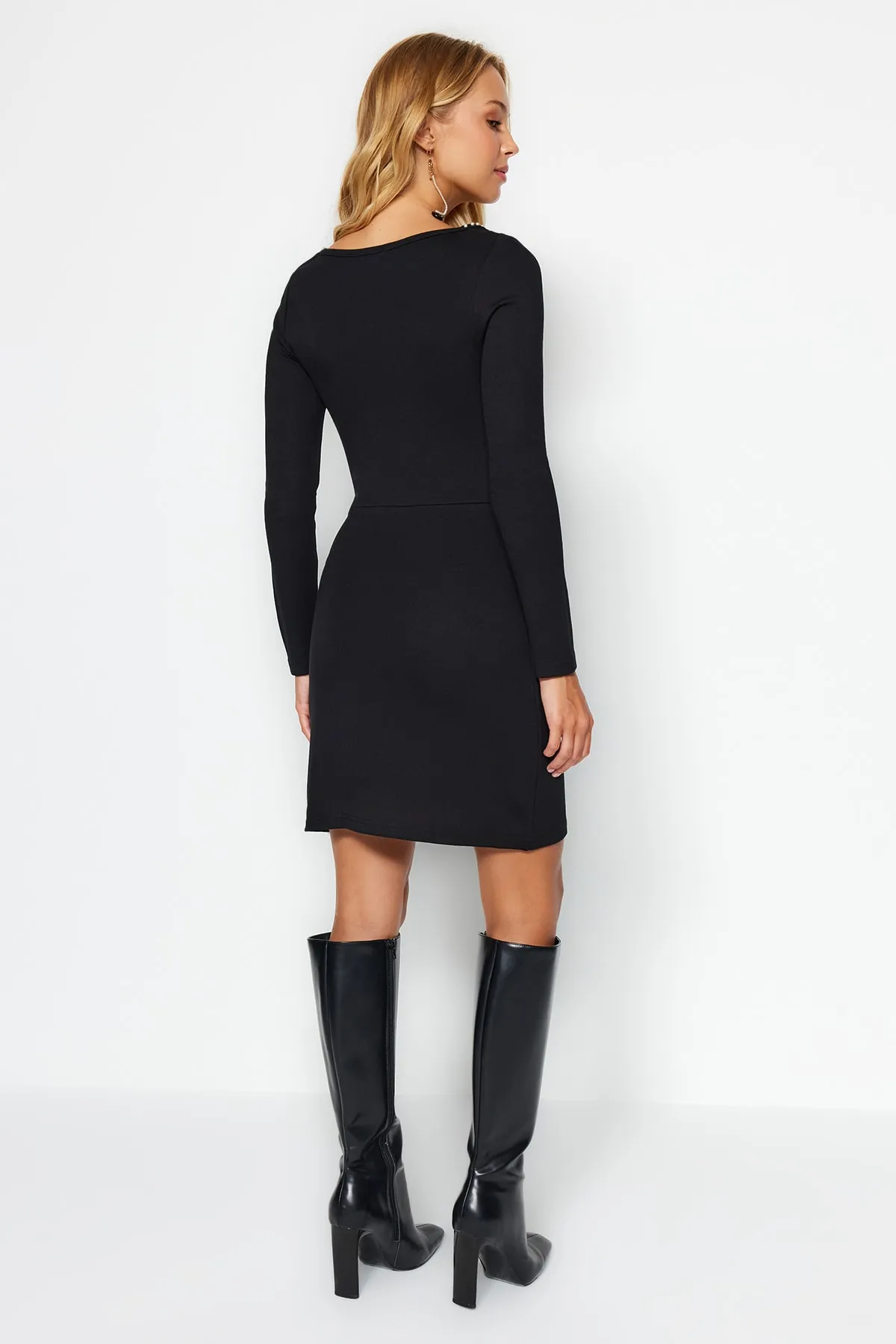 Trendyol Collection  Schwarzes Interlock-Mini-Strickkleid mit herzförmigem Ausschnitt und Perlendetails und detailliertem Schnitt TWOAW24EL00524
