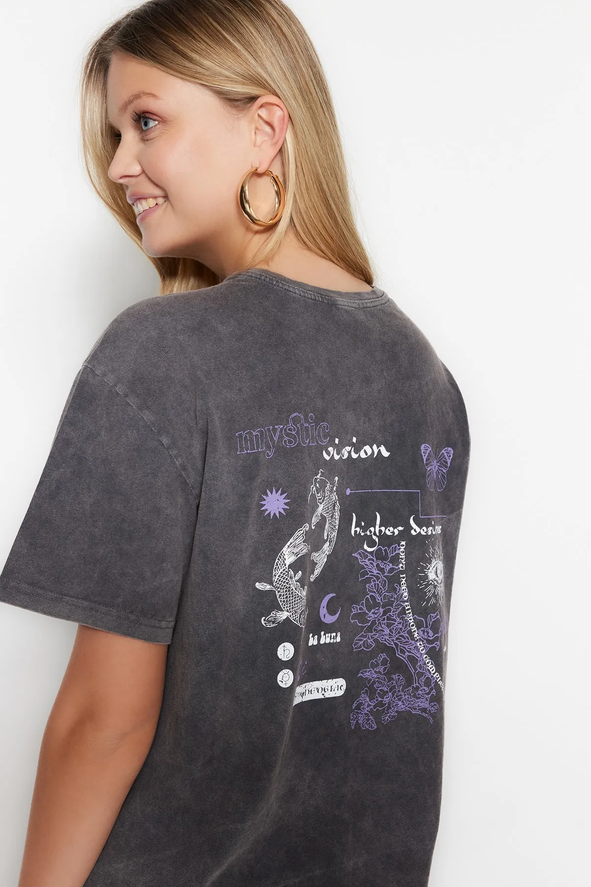 Trendyol Collection  Anthrazitfarbenes Boyfriend-Strick-T-Shirt aus 100 % Baumwolle mit verblasstem Effekt auf der Rückseite und Rundhalsausschnitt TWOSS23TS00109