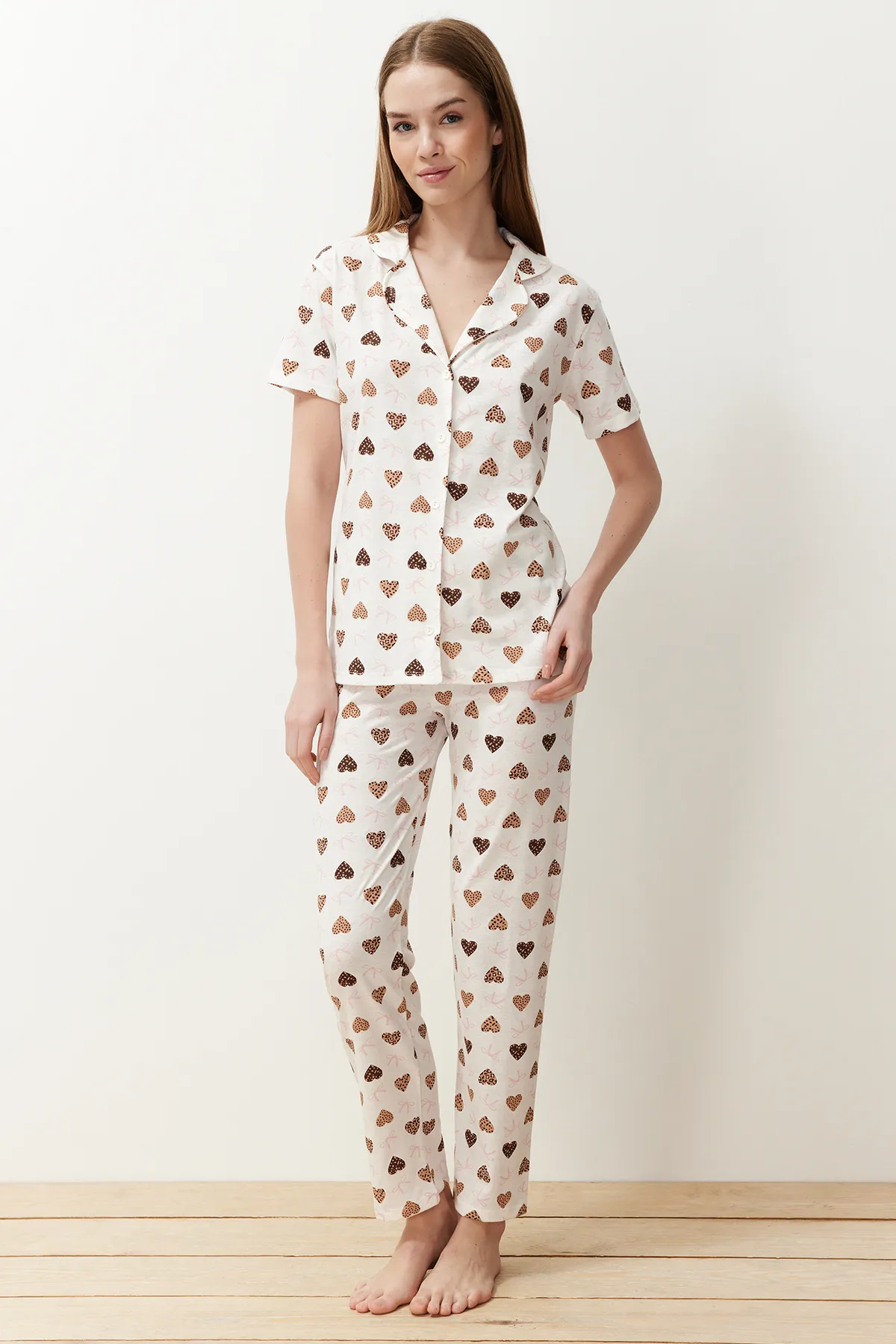 Trendyol Collection  Ecrufarbenes Pyjama-Set aus Baumwollstrick mit Herzen THMSS24PT00338