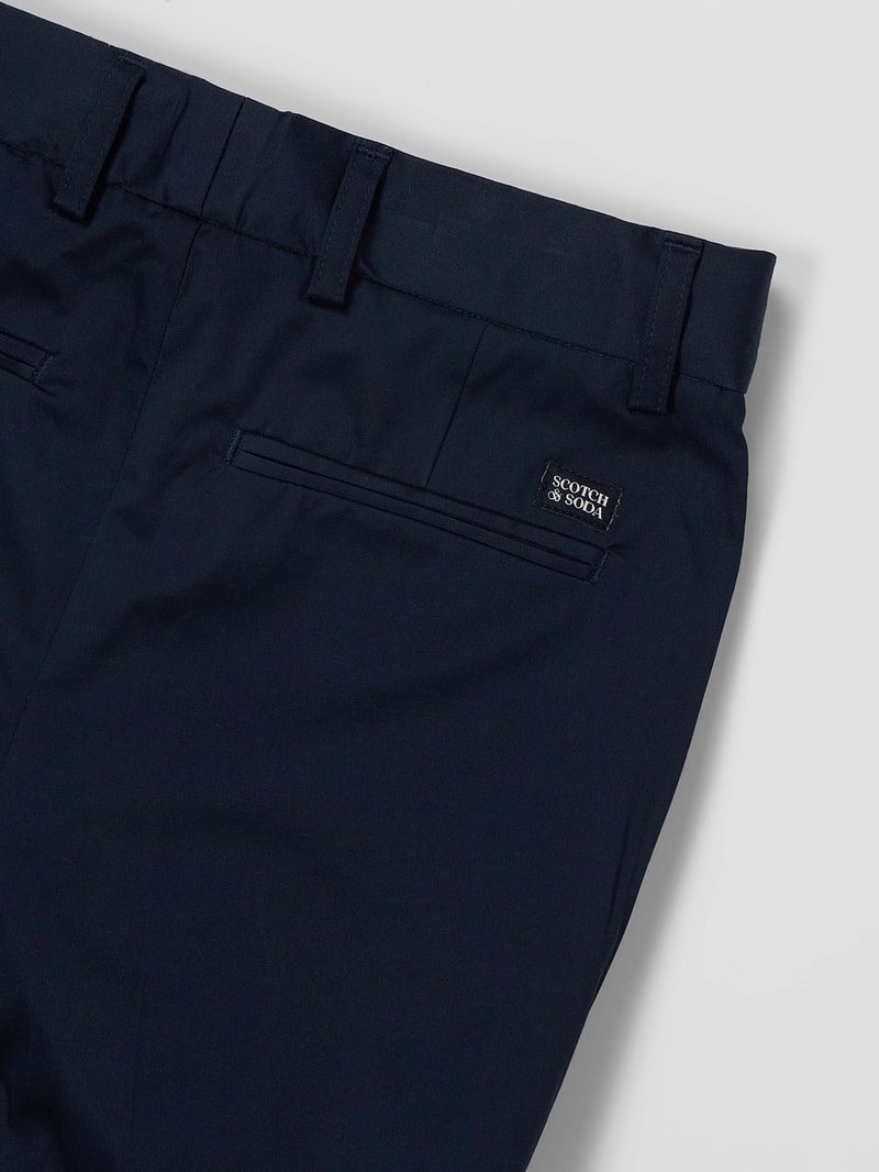 Loose Tapered Fit Bundfaltenhose mit Stretch-Anteil in marineblau