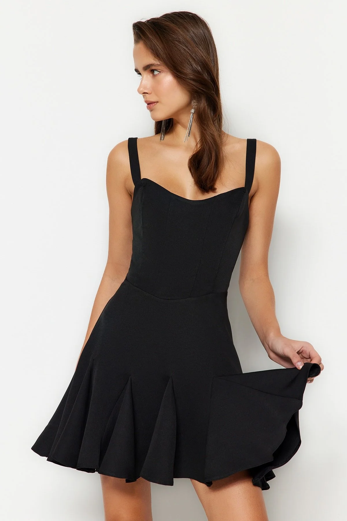 Trendyol Collection  Schwarzes Abendkleid mit Taillenöffnung/Skater-gefüttertem Webkorsett und detaillierter Paspelierung TPRSS23EL00251